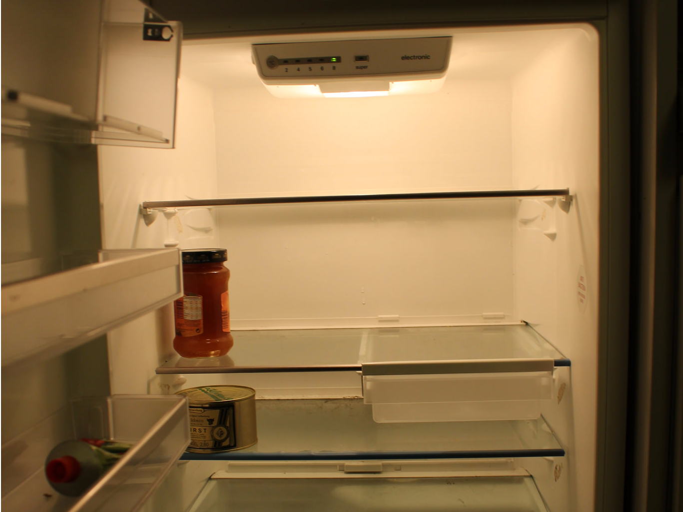 Пустой холодильник. Холодильник внутри. Холодильник открытый пустой. Холодильник изнутри.