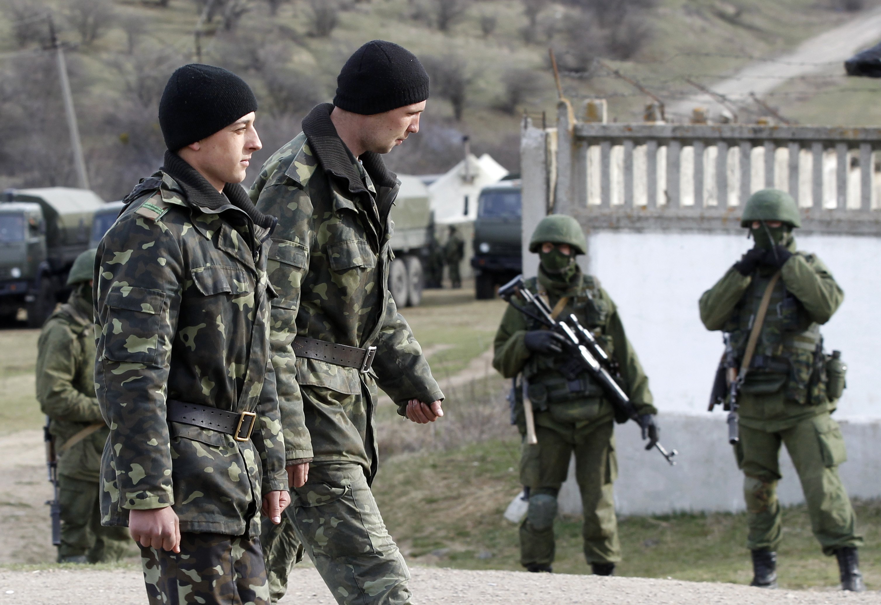 26 Disquieting Photos Of Armed Russians Still Surrounding Ukrainian ...