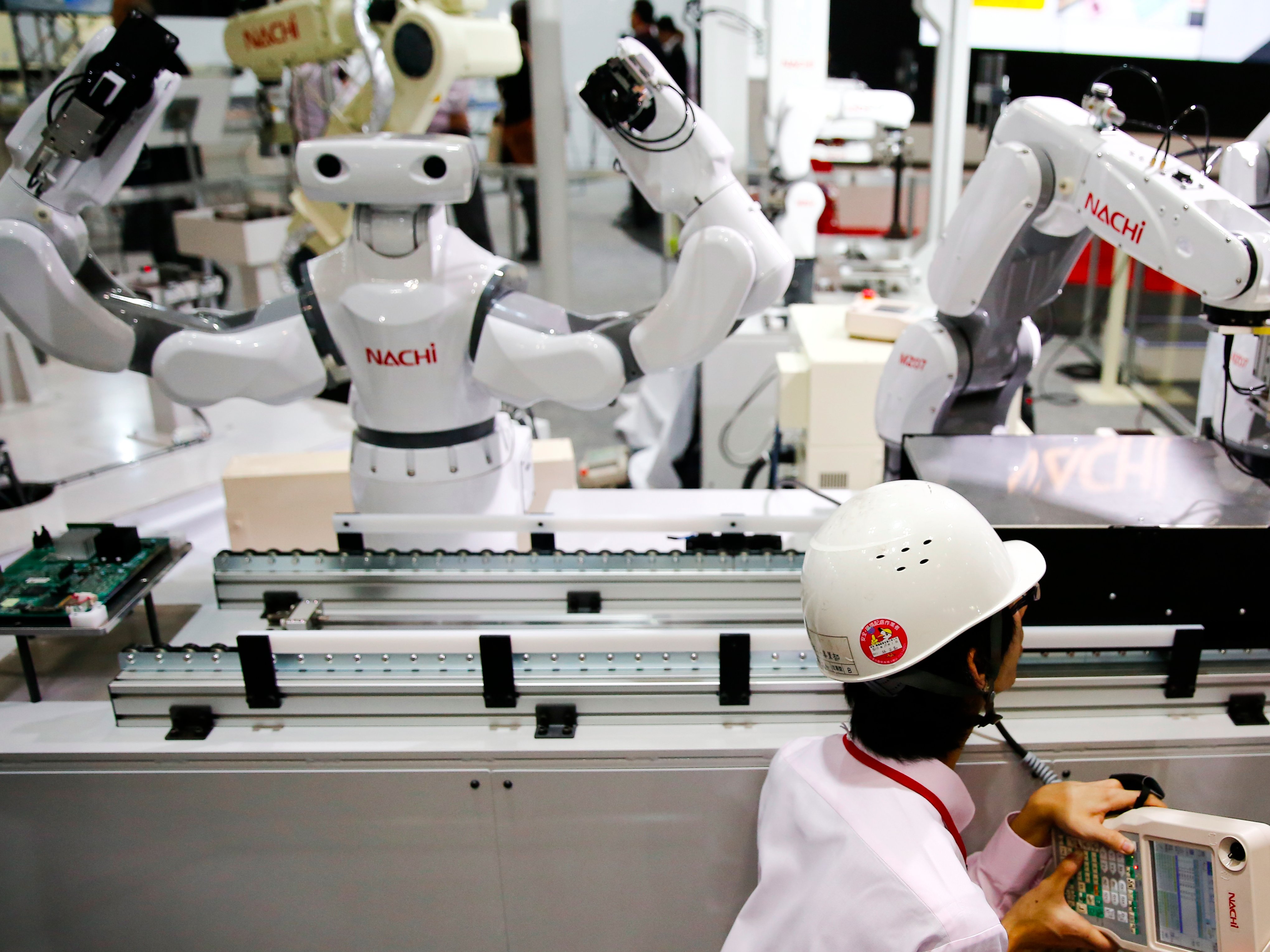 Рынке робототехники. Роботы в промышленности. Робот рабочий. Робот работник. Искусственный интеллект в производстве.